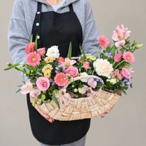 Стильная корзина с цветами